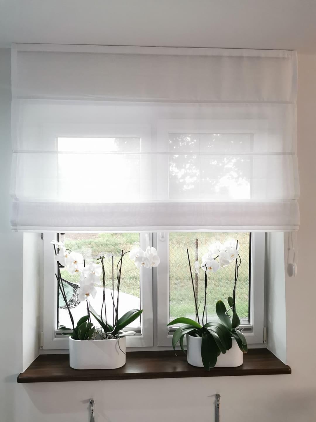 Zdjęcie przedstawiające rolety rzymskie.